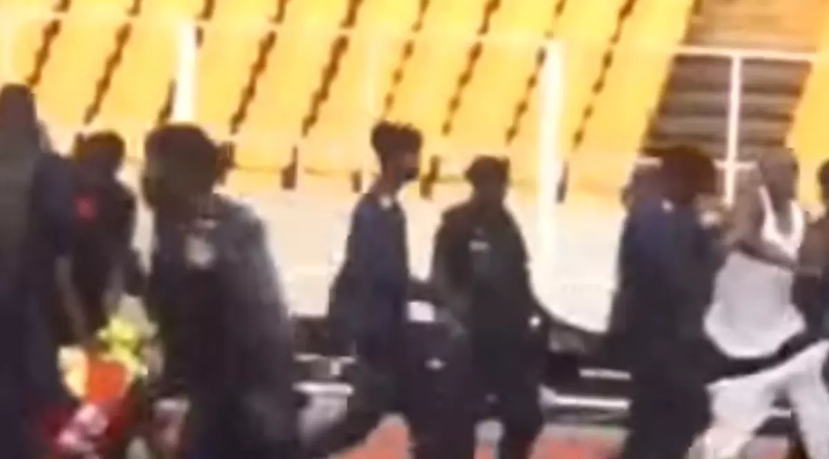 Război din pricina unui gol anulat. Arbitrul a fost desfigurat! Poliția a intervenit în forță / VIDEO