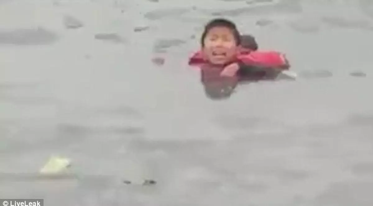 Acțiune dramatică de salvare. Un copil a căzut într-un lac după ce gheața s-a spart / VIDEO