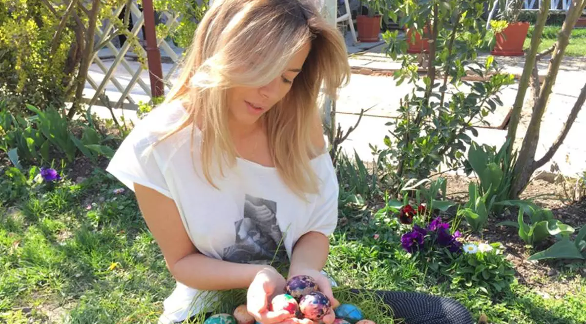 EXCLUSIV/ Laura Cosoi și soțul său au petrecut de minune și grație bunicii sale. Paște cu poezii de Eminescu!
