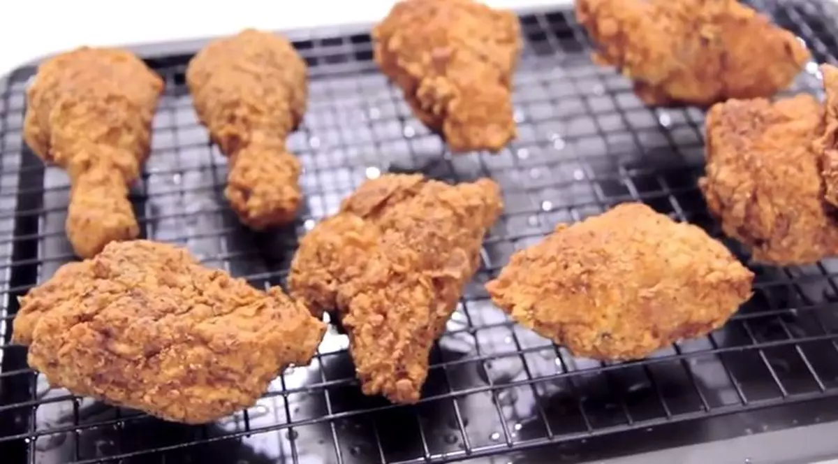 Rețeta originală de pui crispy, făcută publică. Ingredientele pe care nu te-ai fi gândit să le pui | VIDEO