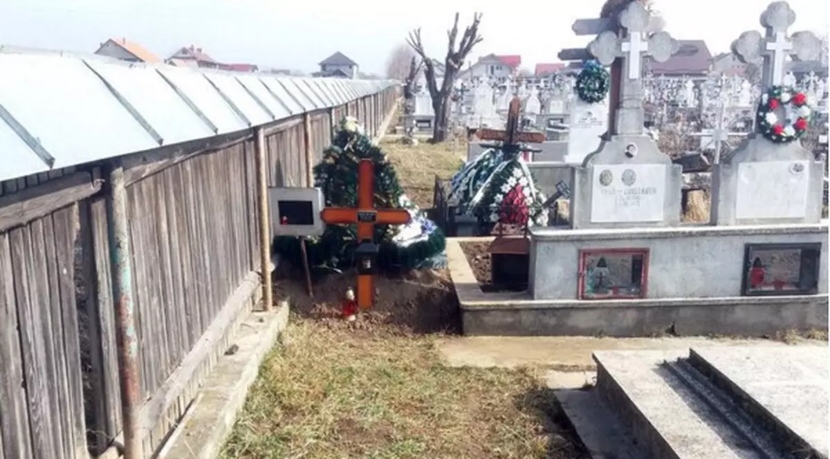 Acuzații la adresa unui preot din Neamț: ”Mi-au îngropat fratele sub gardul cimitirului!”