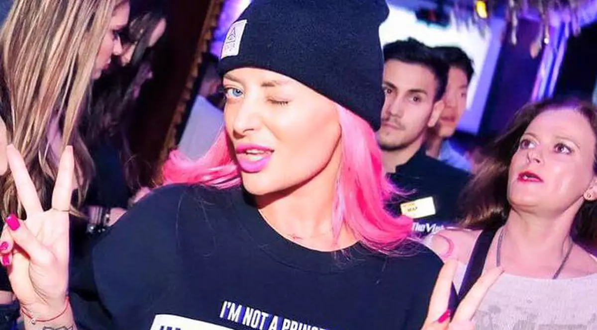 EXCLUSIV/ Își aduce recuzita din străinătate, ca starurile internaționale. Nouă camioane pentru Delia!