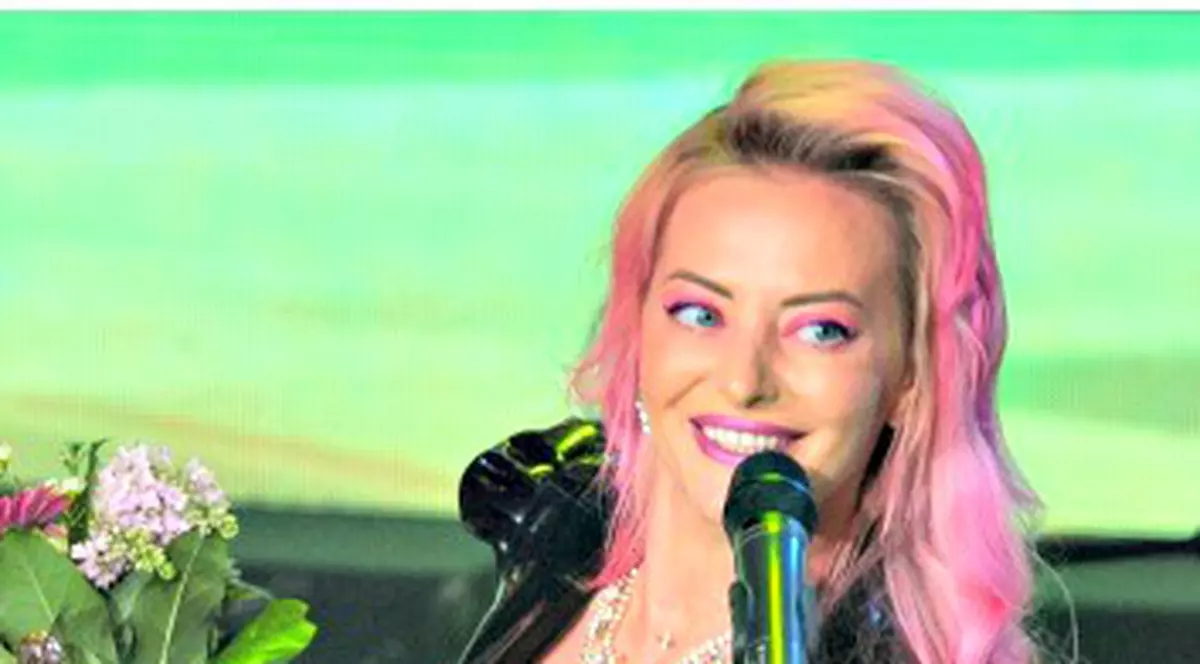 Delia în latex pe scenă! Așa a primit titlul de ”Artista anului” (FOTO)