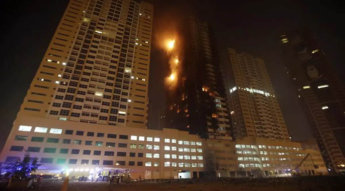 Incendiu în Dubai! Două turnuri rezidențiale au fost cuprinse de flăcări!VIDEO