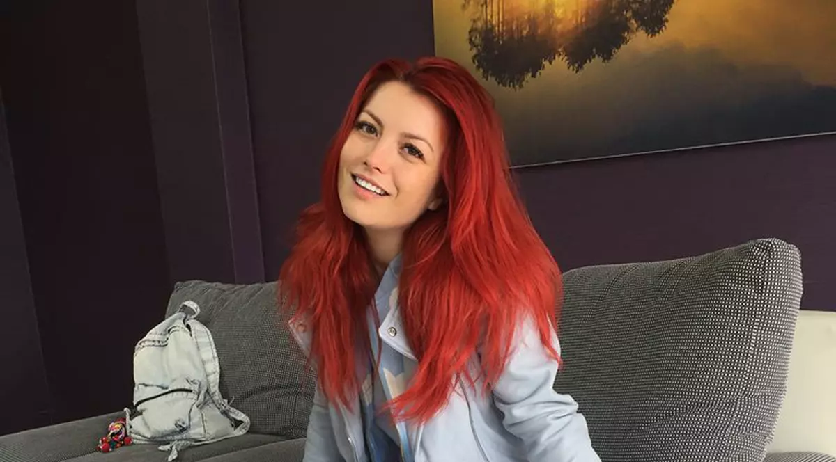 Este superbă pe scenă, dar uite cum arată în realitate Elena Gheorghe fără machiaj!