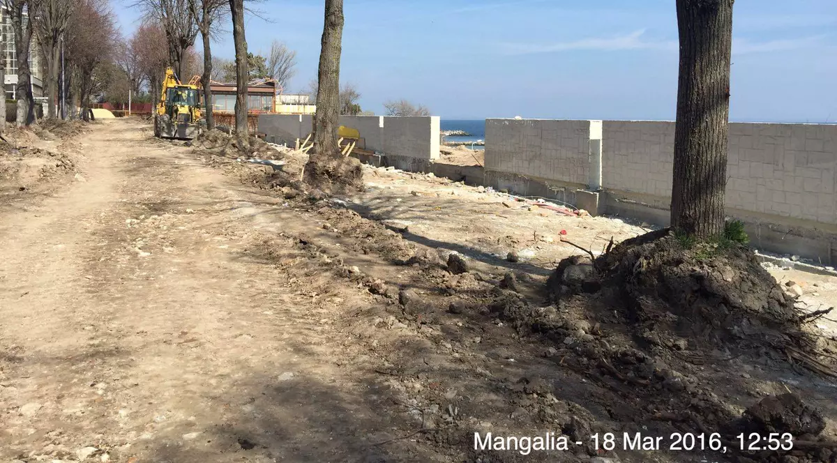 Un zid de beton a fost înălţat pe faleza din Mangalia! Oamenii sunt scandalizaţi şi vor să îl dărâme! GALERIE FOTO