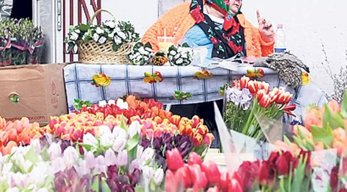 Ghinion pentru o florăreasă, cu o zi înainte de 1 Martie. A fost bătută pentru că stătea pe un loc "interzis"