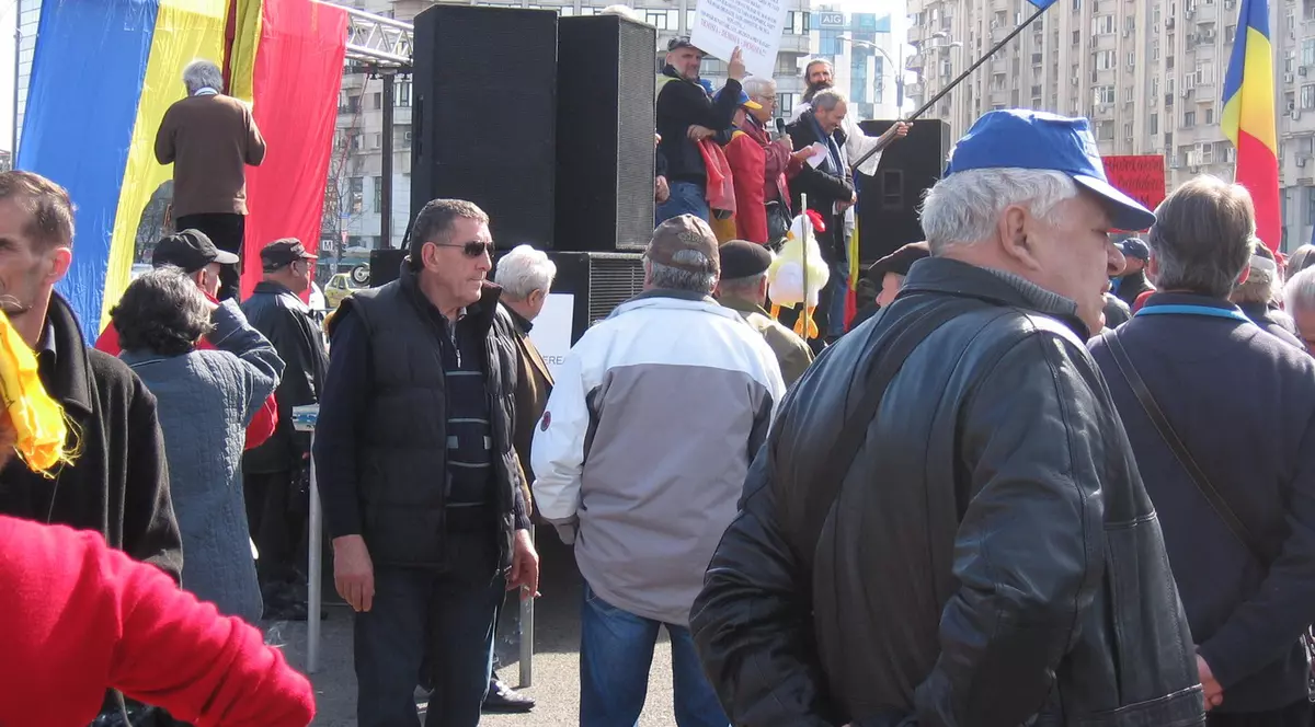 Protest al sindicaliștilor și pensionarilor în fața Guvernului. Protestatarii au cerut demisia Guvernului Cioloș | FOTO