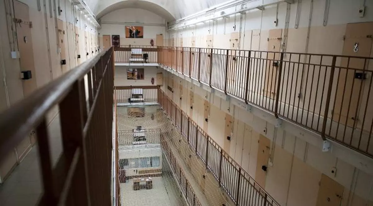 Guru Bivolaru riscă un conflict cu militanții islamiști în penitenciarul de lângă Paris, unde se află închis