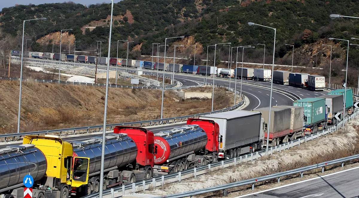 Coloană pe cinci kilometri pe autostrada Nădlac-Arad! Ce se întâmplă cu camioanele
