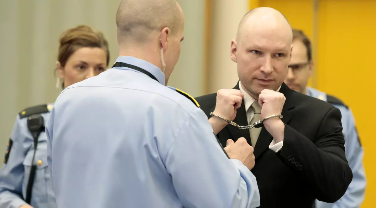 Scandalos! Criminalul Breivik se plânge de mâncarea încălzită la microunde: "Este mai rea decât tortura prin simularea înecului"