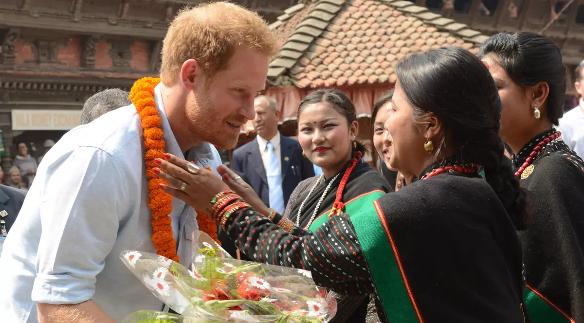 Prințul Harry, întâmpinat de cinci virgine în Nepal