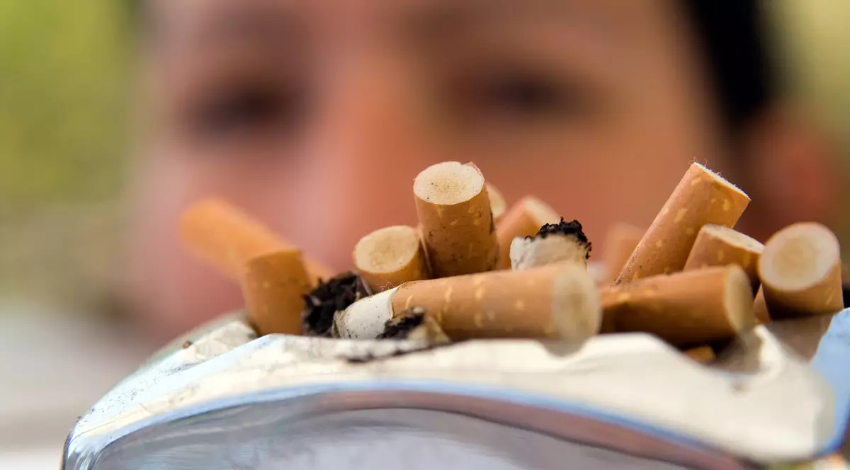 O cafenea din Botoșani a fost închisă din cauza Legii anti-fumat