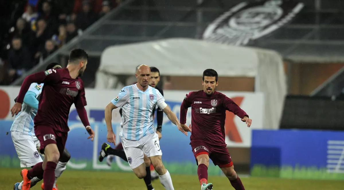 Cupa României. semifinale, tur. ASA Tg. Mureș - CFR Cluj 0-0. ”Antrenorul” Mutu s-a exclus iar din echipa de start, dar a intrat pe teren în ultima jumătate de oră. Piteșteanul trebuia să fie eliminat! Meci foarte slab