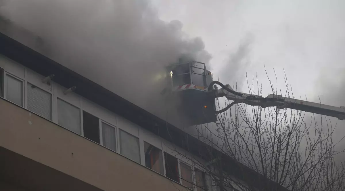 Incendiu puternic într-o garsonieră din Botoșani. Zeci de oameni au fost evacuați