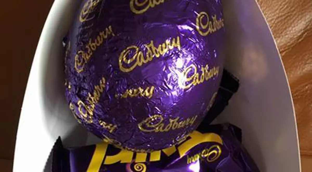 Şi-a cumpărat un ou de ciocolată pentru Paşte, însă atunci când l-a desfăcut a avut parte de o surpriză!