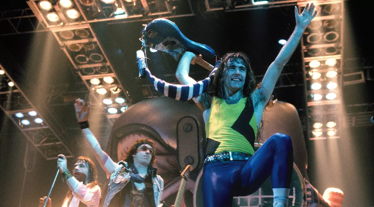 Avionul trupei „Iron Maiden”, implicat într-un accident și a suferit pagube imense! Două persoane au fost rănite!