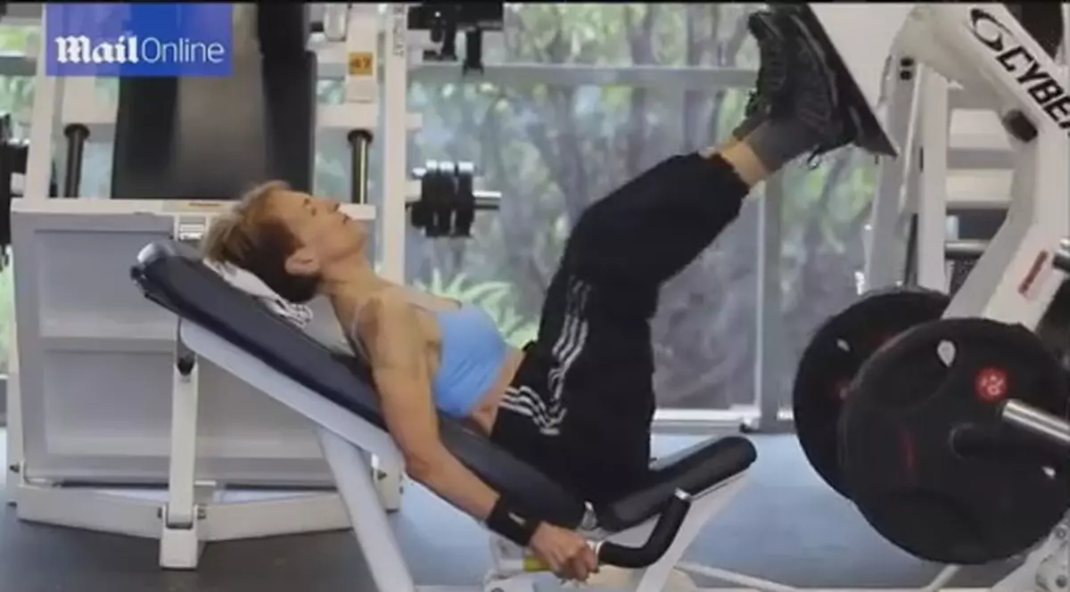 Are 73 de ani și e cea mai în vârstă femeie bodybuilder! Se iubește cu un bărbat cu 20 de ani mai tânăr!VIDEO