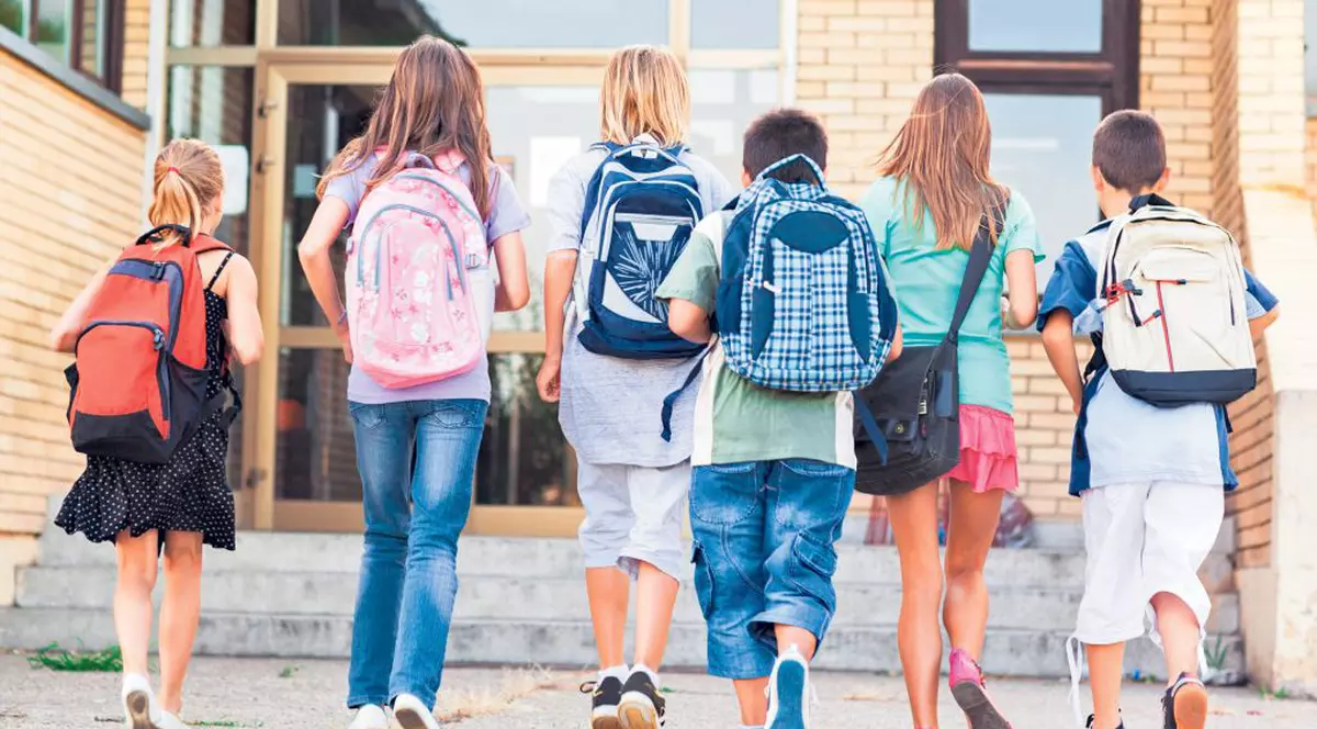 Federaţia Sindicatelor Libere din Învăţământ acuză editurile că își bat joc de copii și că își văd doar interesele financiare, în loc să se gândească la dezamăgirea sutelor de mii de elevi care vor fi întâmpinați în prima zi de școală fără manuale pe bănci.