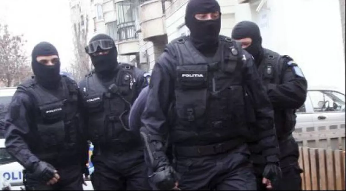 fiul unui judecator ridicat de mascati