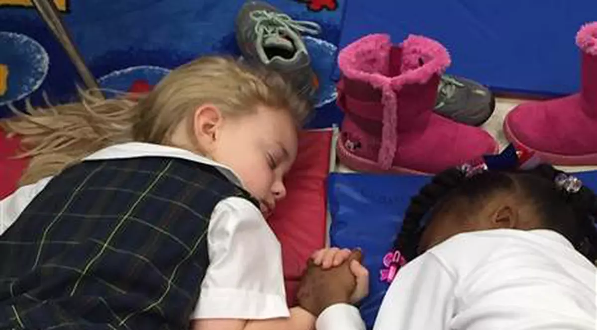 Cea mai frumoasă imagine! Două fetițe, una albă și una de culoare, sunt cele mai bune prietene și dorm ținându-se de mână!