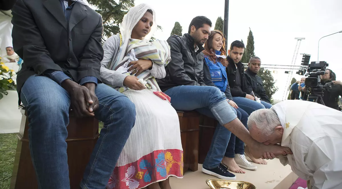 Papa Francisc a spălat și a sărutat picioarele a unor refugiați musulmani: „Suntem frați și vrem să trăim în pace”