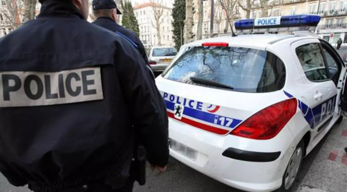 Polițiști francezi au incendiat magazinul unui român din motive rasiste!