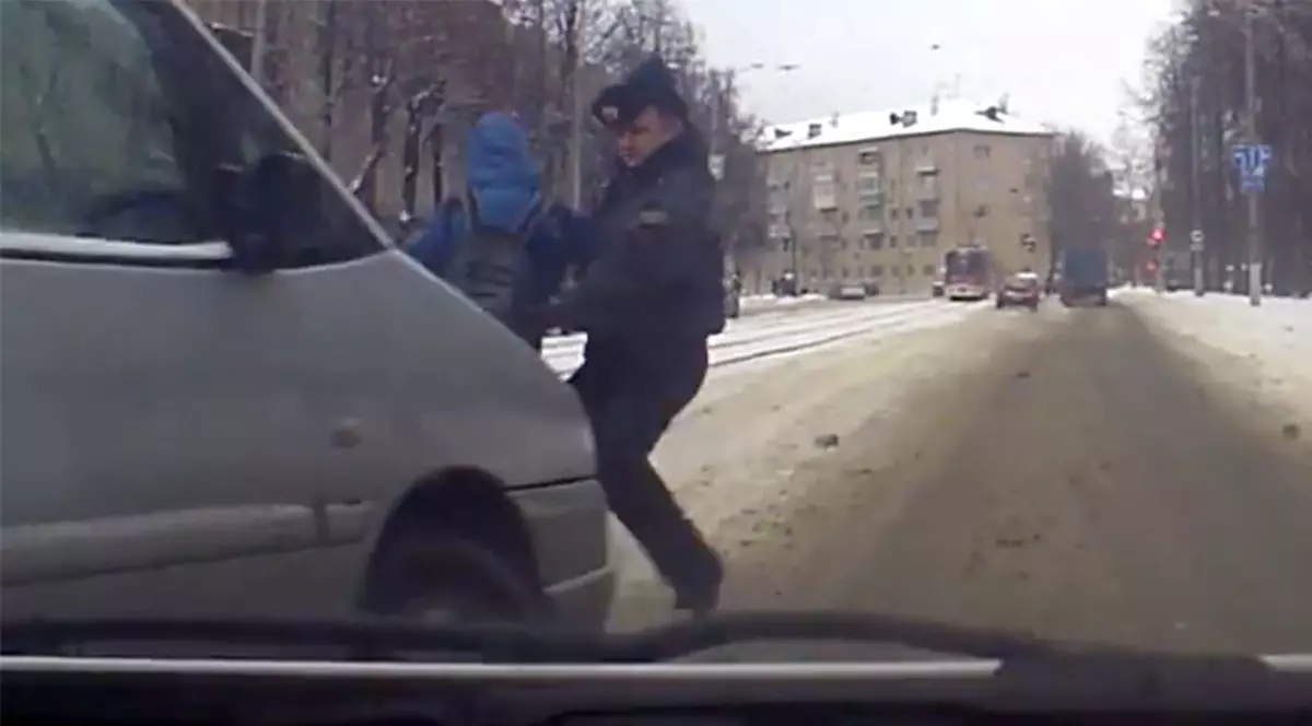 Intervenție eroică: Un polițist s-a aruncat în fața unei mașini pentru a apăra un copil / VIDEO