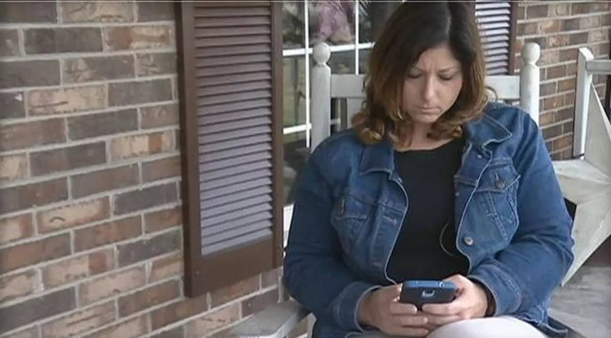 O profesoară și-a uitat telefonul în clasă, iar un elev a găsit fotografii cu ea nud. Ce s-a întâmplat mai departe este incredibil