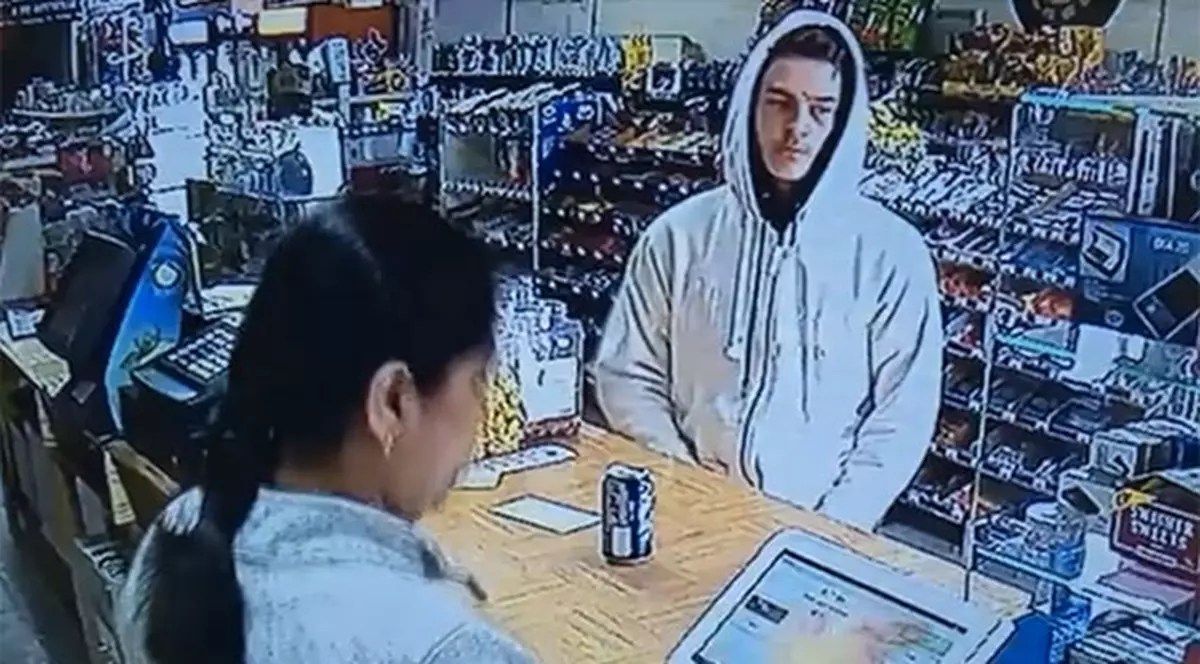 Un hoț a fost umilit de o vânzătoare. Cum a reacționat femeia când a fost amenințată cu arma / VIDEO