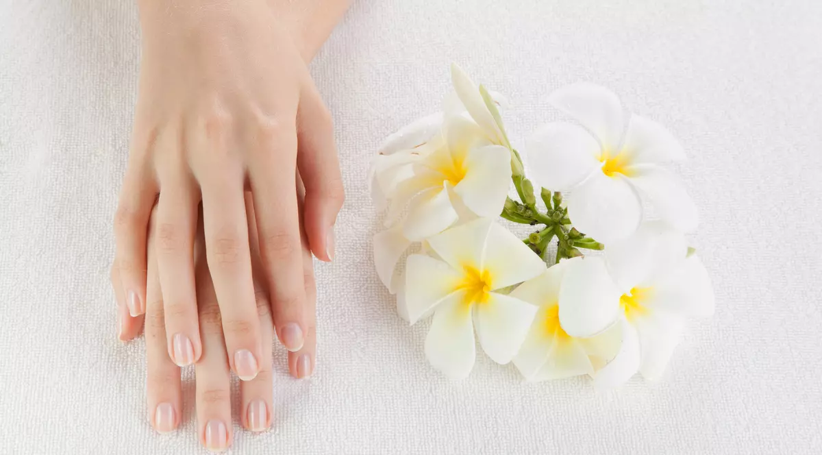 Ţi se rup unghiile, îți cresc greu, sunt pătate? Iată cele mai banale remedii