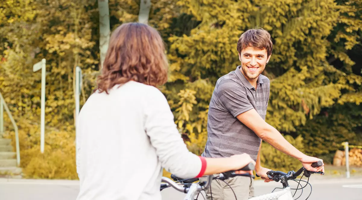 Îţi place de un om străin pe stradă! Ce faci? Îi spui, cu riscul de a părea ridicol, sau eviţi şi regreţi toată viaţa?