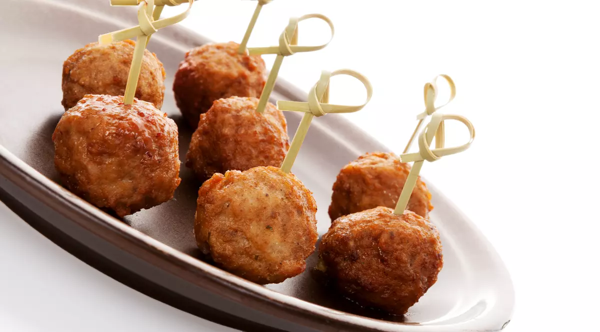 Libertatea te ajută să găteşti ieftin şi bun. Chifteluţe de pui cu doar 9,5 lei