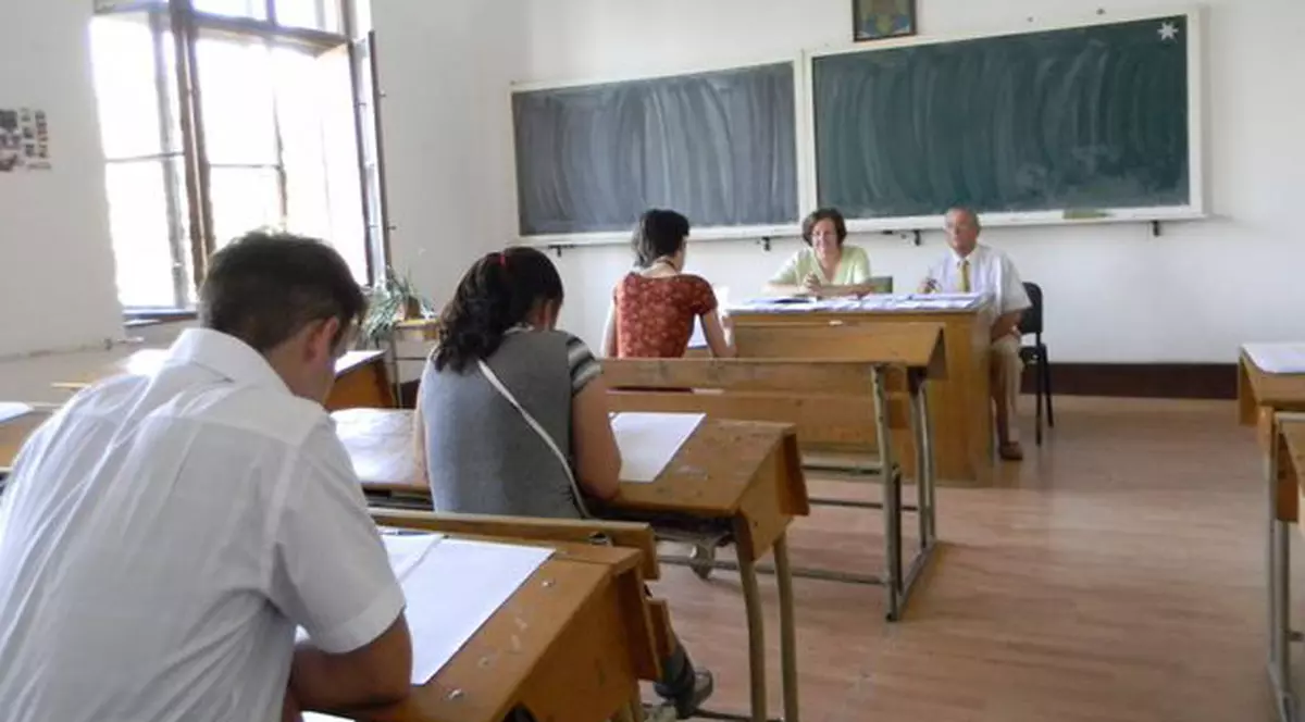 Simulare Bacalaureat 2016: Elevii de clasa a XI-a și a XII-a susțin proba obligatorie a profilului
