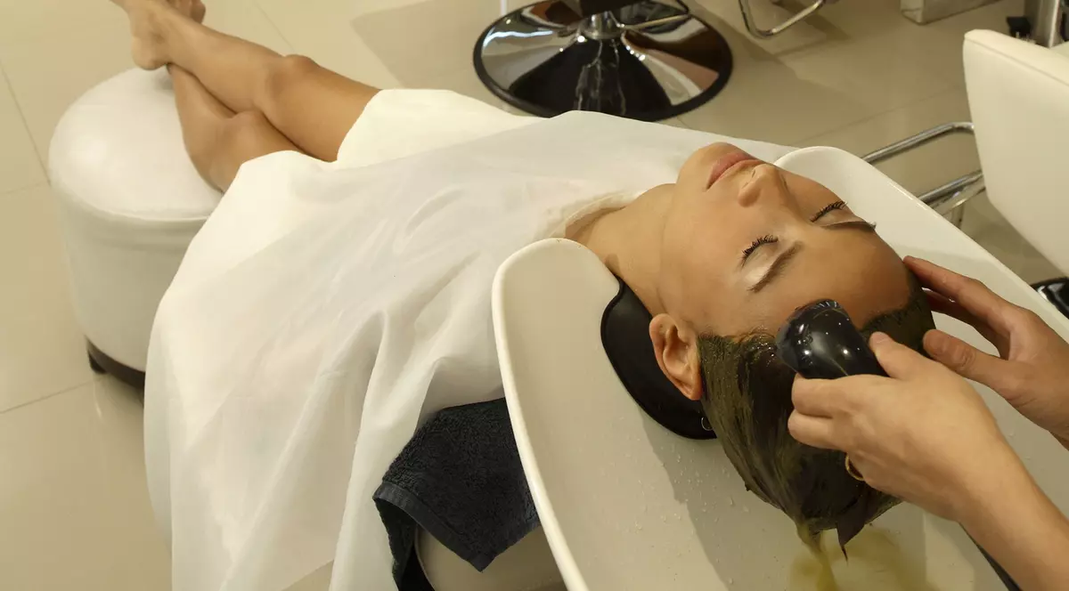 Dacă îți speli părul la salon, ar fi bine să citești asta! Uite ce poți păți!