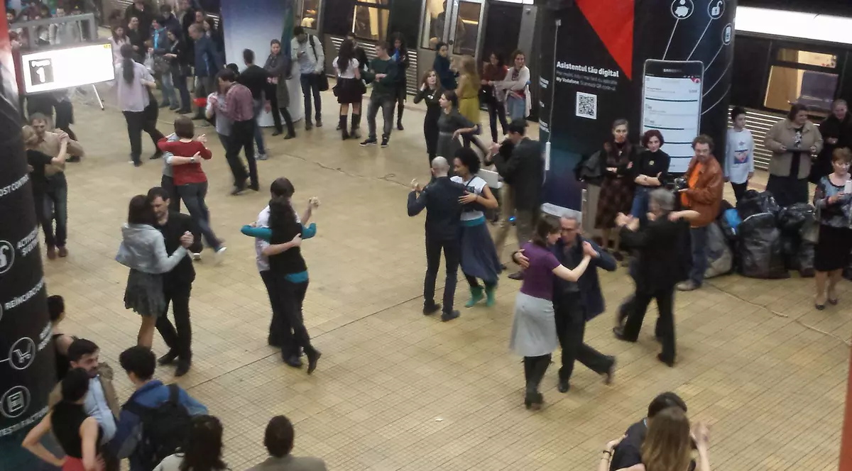 Bucureştenii au dansat tango la Unirii, la metrou - FOTO & VIDEO