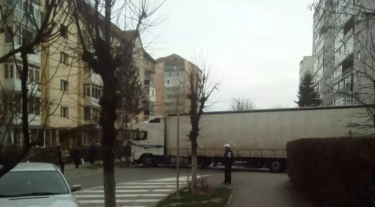 Tupeu de camionagiu! S-a ”strecurat” cu TIR-ul între blocuri și acolo a rămas!