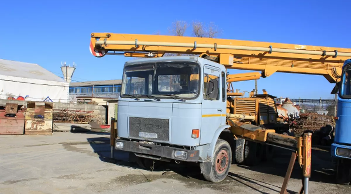 EXCLUSIV / Cumplit! Betoniera a traversat o grădiniță și a strivit un muncitor