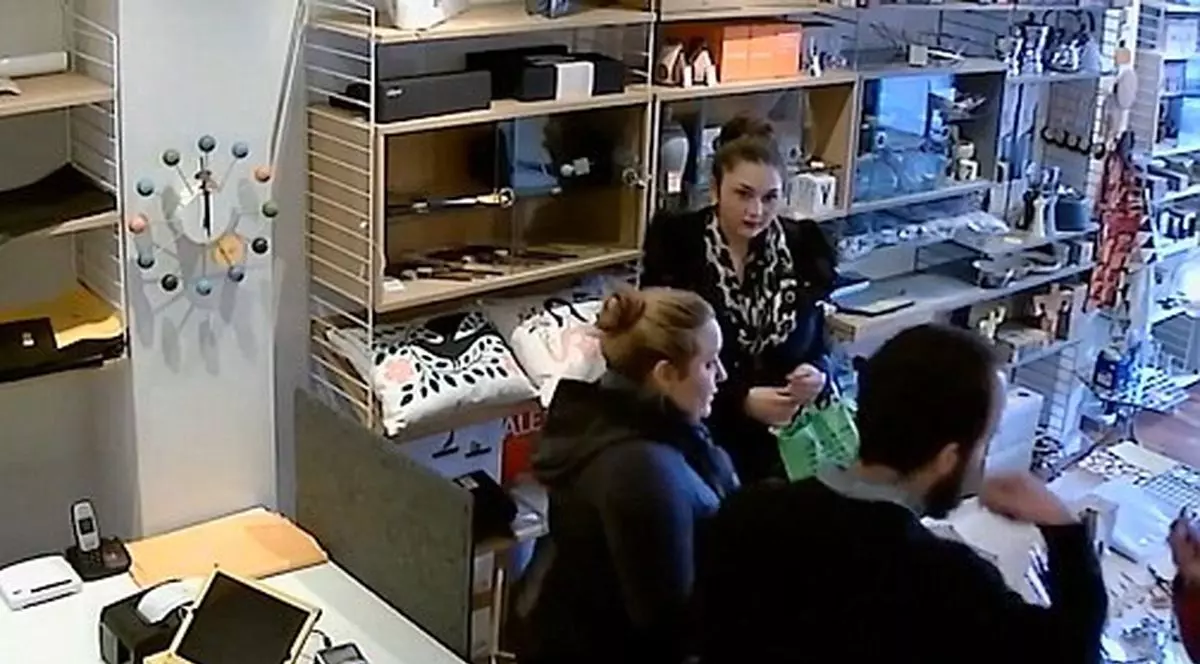 Cum reușesc niște tinere atrăgătoare să fure produse de lux exact din fața vânzătorului | VIDEO
