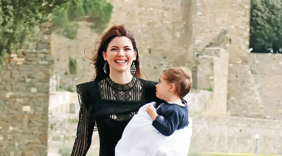 Prinţesa Linguriţă, pe urmele Prinţesei Polonic | Anca Lungu şi fetiţa ei de doi ani gătesc cot la cot