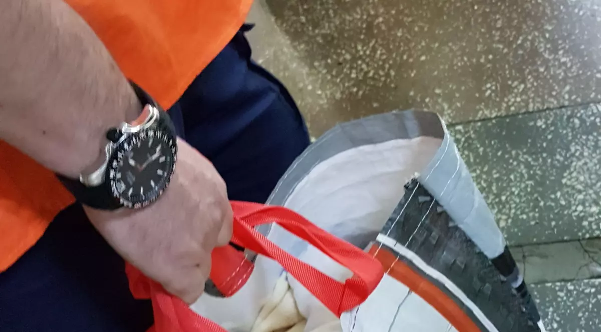 INCREDIBIL! Copil abandonat într-o plasă, în Arad! GALERIE FOTO