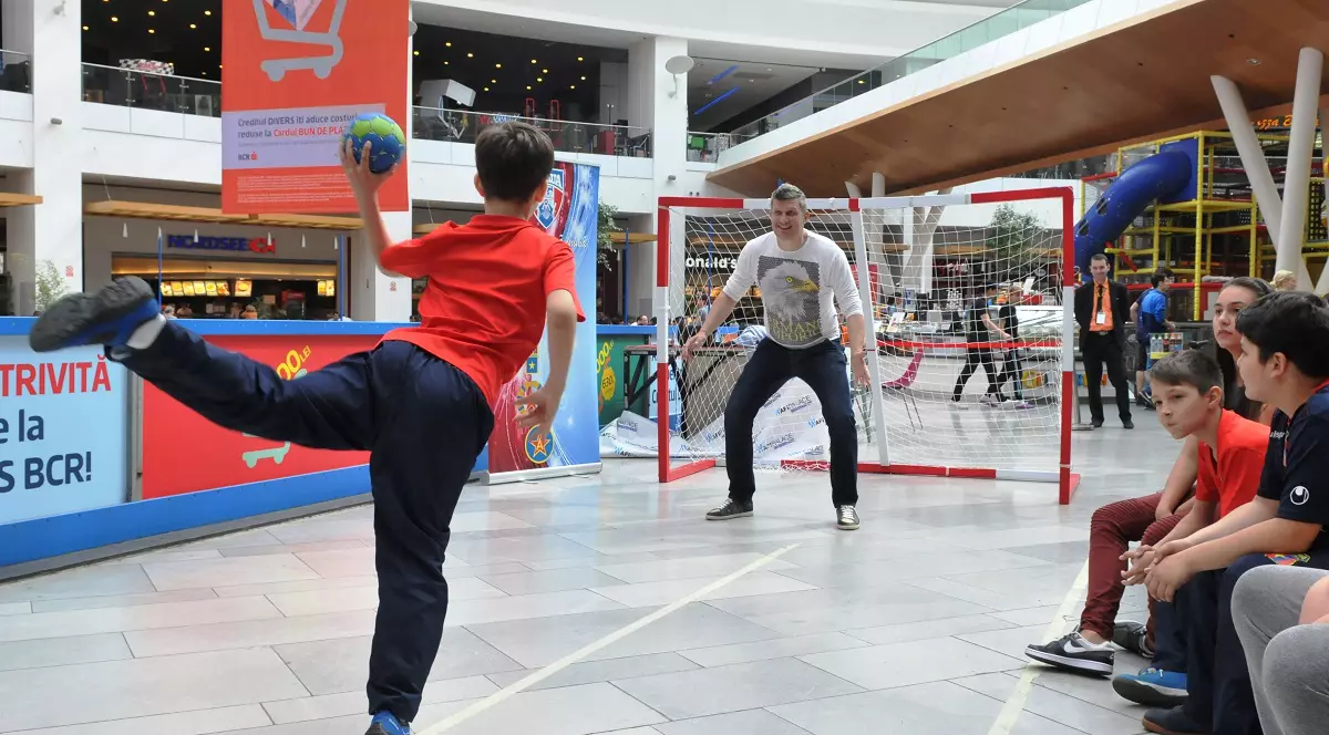 Copiii și părinții i-au tras la poartă lui Viorel Mazilu