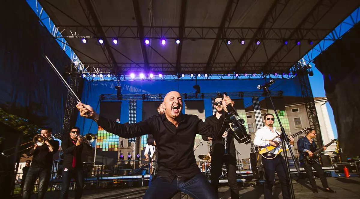 EXCLUSIV/ Fabuloasa poveste a lăutarului care a cântat în deschiderea concertelor unor artiști precum Lenny Kravitz sau Mariah Carey! Adevăratul Ioniță de la Clejani nu este cel al Vioricăi!