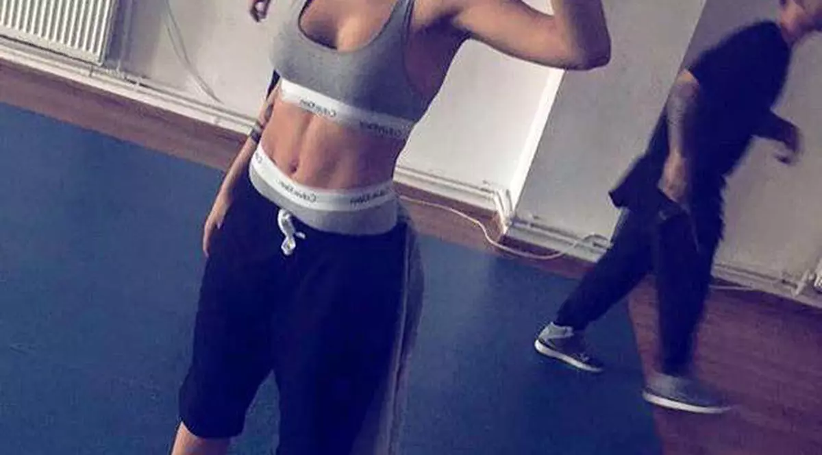 Ce abdomen are Antonia! Fanii au reacţionat imediat! "Ai doi copii şi arăţi aşa?"