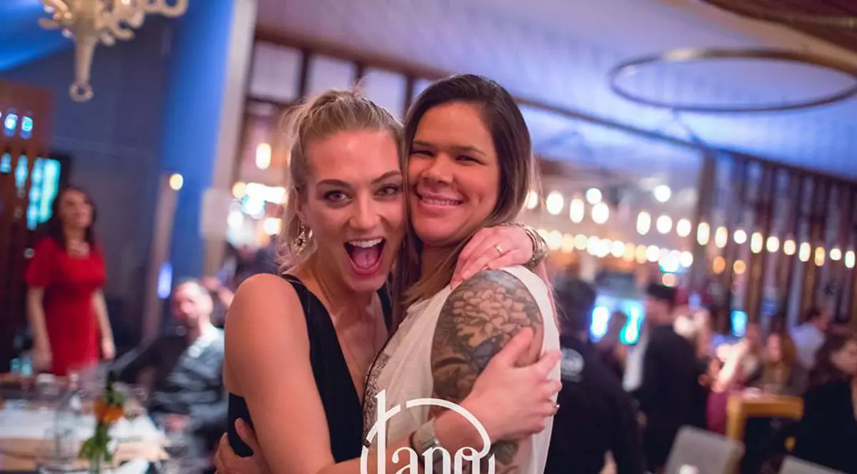 EXCLUSIV / Mayssa Pessoa, portărița braziliană de la CSM București, și-a tras verighetă, înaintea meciului decisiv de duminică. S-a logodit cu Nikki, iubita ei?