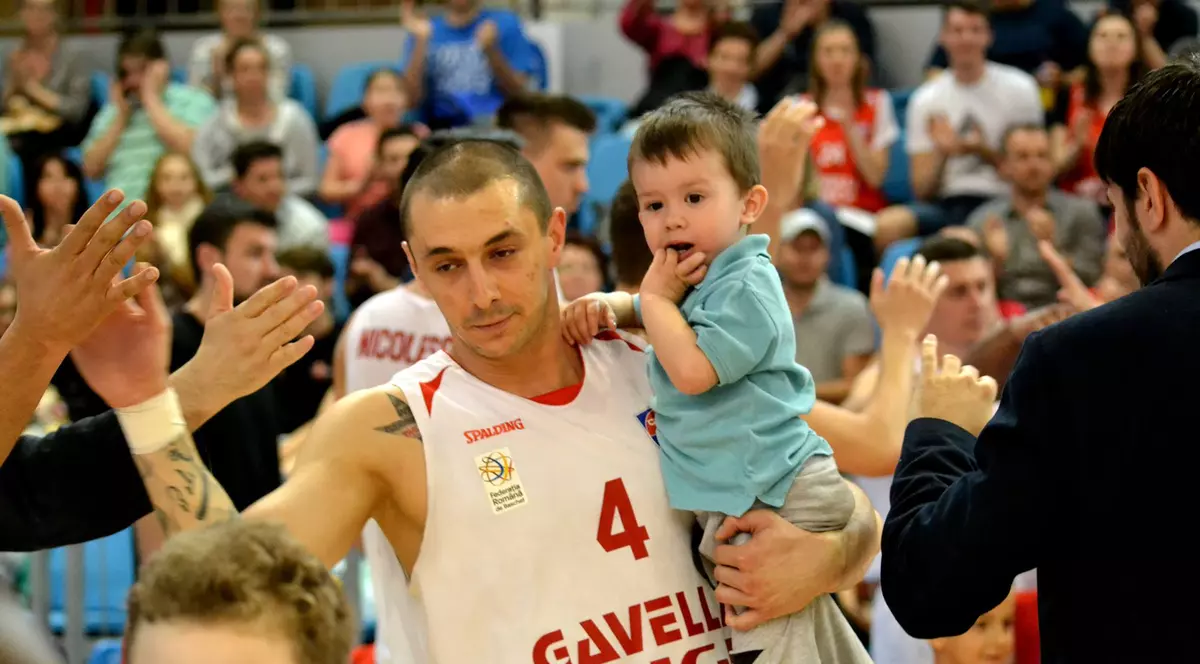 Mandache a făcut prima entorsă pe stradă, nu pe terenul de baschet! ”Puteam face carieră în polo!”. Iubita îl bate la biliard. Marți, meciul doi din ”sferturile” campionatului | INTERVIU