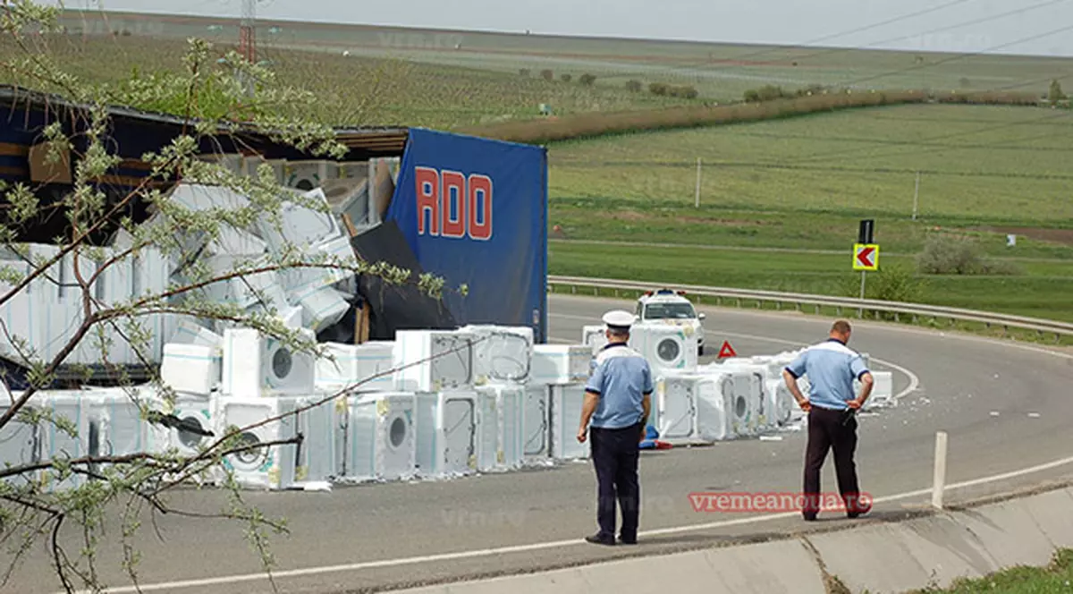 Accident spectaculos la intrarea în Huşi. Zeci de maşini de spălat au căzut dintr-un TIR