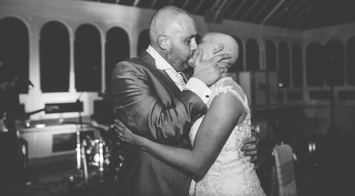 S-a ras pe cap chiar la nunta ei! Motivul ei este tulburător