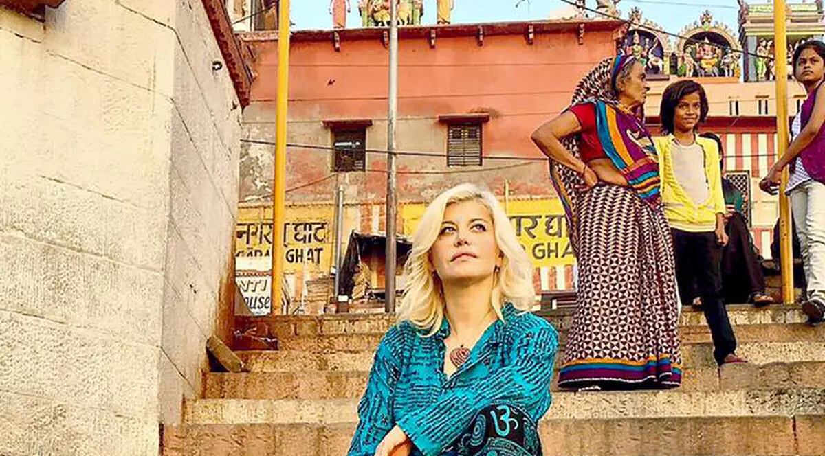 Loredana, experienţă inedită în India! A intrat în apa plină cu dejecţii umane şi cadavre de animale!