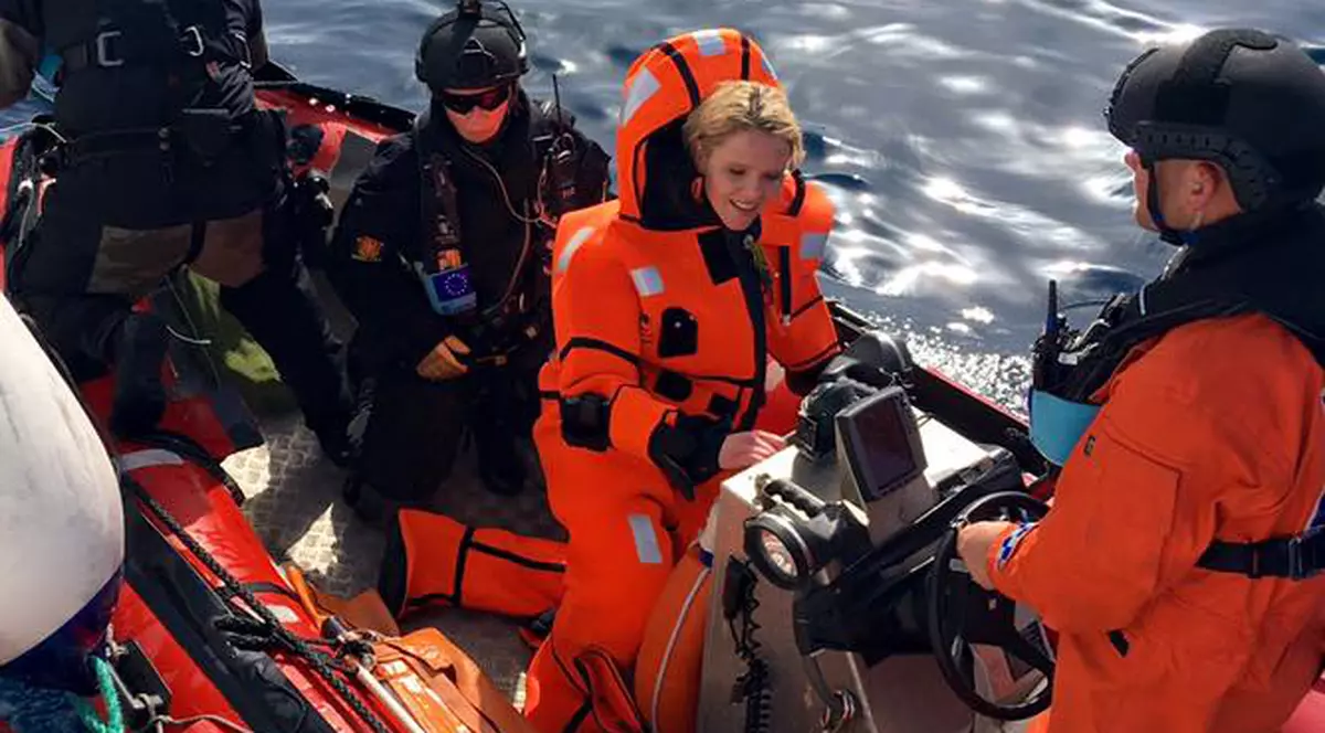 Gest controversat! Ministrul norvegian al imigraţiei a sărit în Marea Egee ca să înțeleagă prin ce trec refugiații